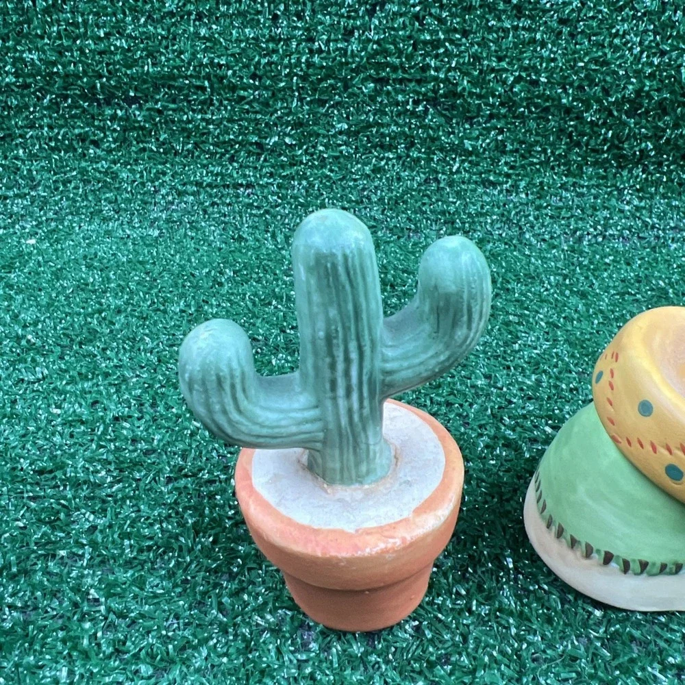 Vintage Senor‎ In Sombrero & Cactus Salt & Pepper Shakers Matte Finish 80's